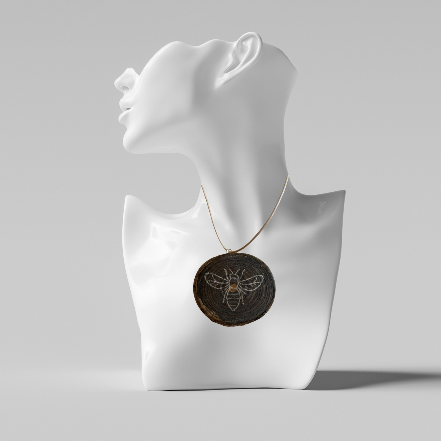 Collier gravé sur bois - motifs divers