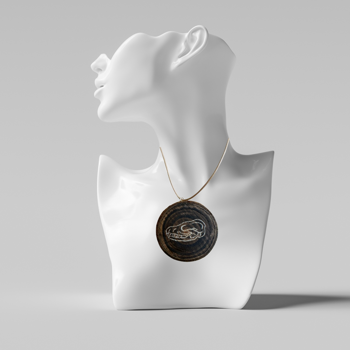 Collier gravé sur bois - motifs divers
